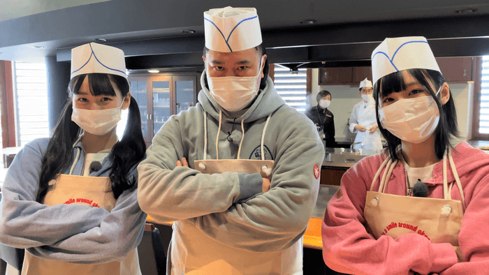 左から:STU48信濃宙花、とにかく明るい安村、STU48沖侑果