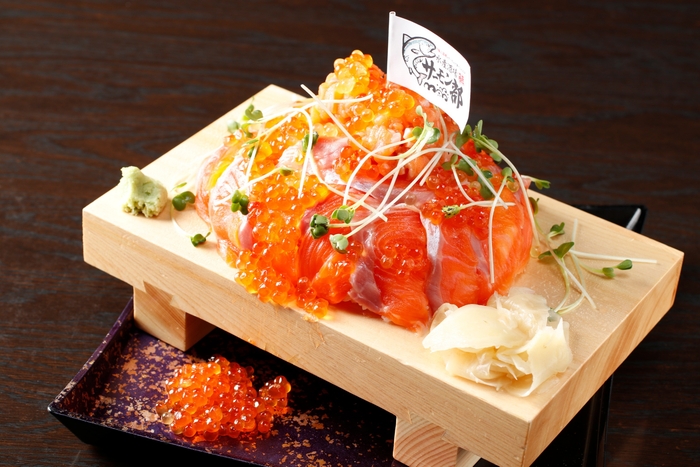 「青森サーモン&いくら!!豪華ぶっとびタワー盛り(銀しゃり入り)」(2~3人前)4,378円