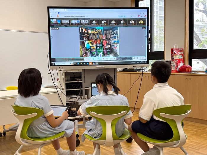 現地に駐在する先生によるライブ中継でフィリピンのコンビニを探索する様子