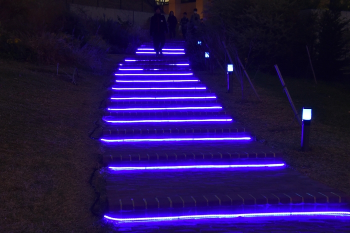 ブルーに染まった通路