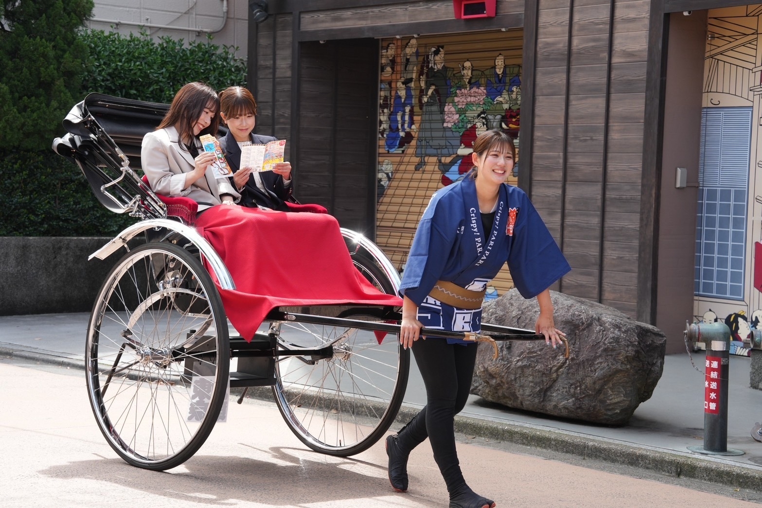 人力車に乗りながらイベントに参加する様子