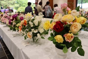 「春のバラ展」の様子(令和5年撮影)