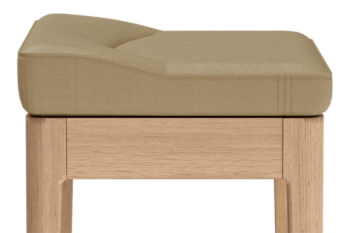 人間工学に基づき座り心地にこだわった専用のピアノ椅子