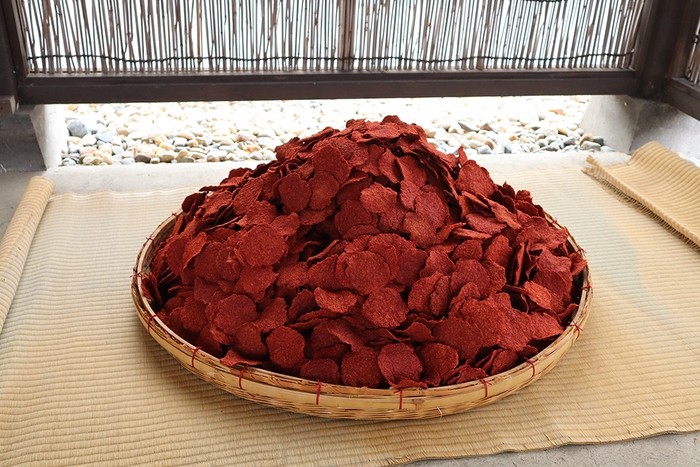 紅花を加工した紅餅(べにもち)