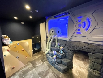 泊まれるからくり屋敷『Holy House』の第三弾、 泊まれる仮想世界『Holy Planet』東京都北区滝野川にオープン！