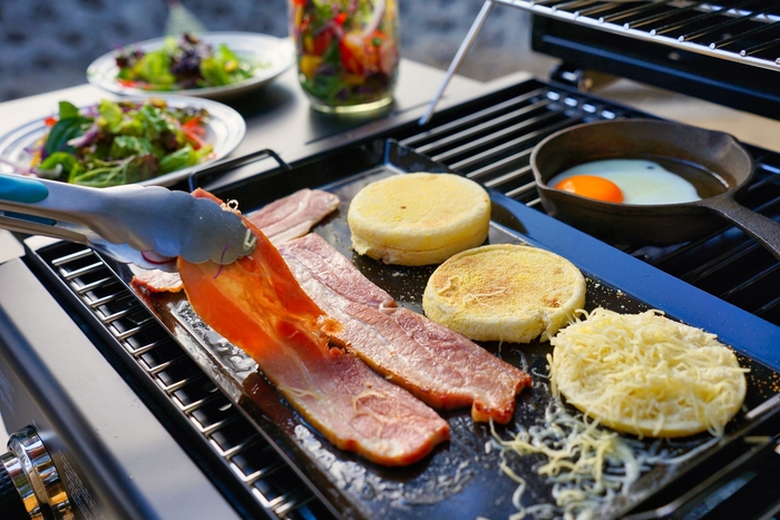 朝食は自分たちでアレンジ調理!