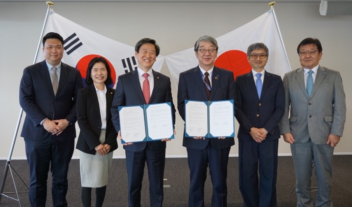 協定式での記念撮影の様子 左から国民大学国際教育院 金泰旻(キム テミン)、国際教育院長 李東恩(イ ドンウン)、総長 鄭勝列(チョン スンヨル)、近畿大学学長 細井美彦、副学長・国際交流委員長 岩前篤、国際学部長 藤田直也