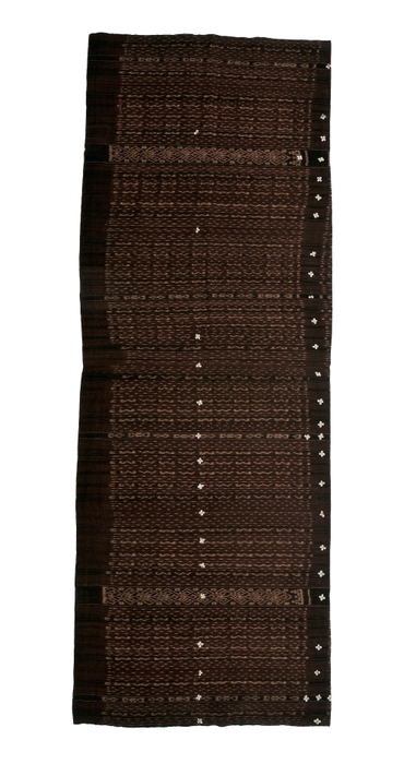 Photo.19 腰衣(婚資) フローレス島イレマンディリ郡 1,700×620mm　木綿・貝／絣／藍・茜　1970年頃 *幾何学模様と点描で構成されている。