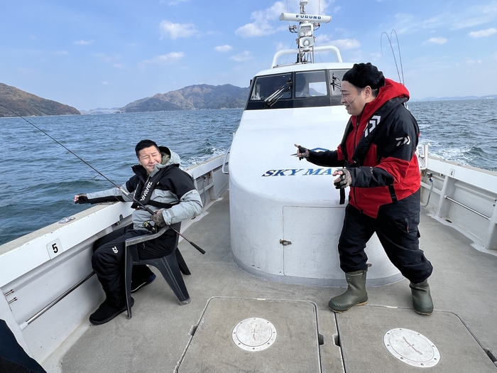 魚釣りに挑戦する2人(左から長田庄平、イチキップリン)