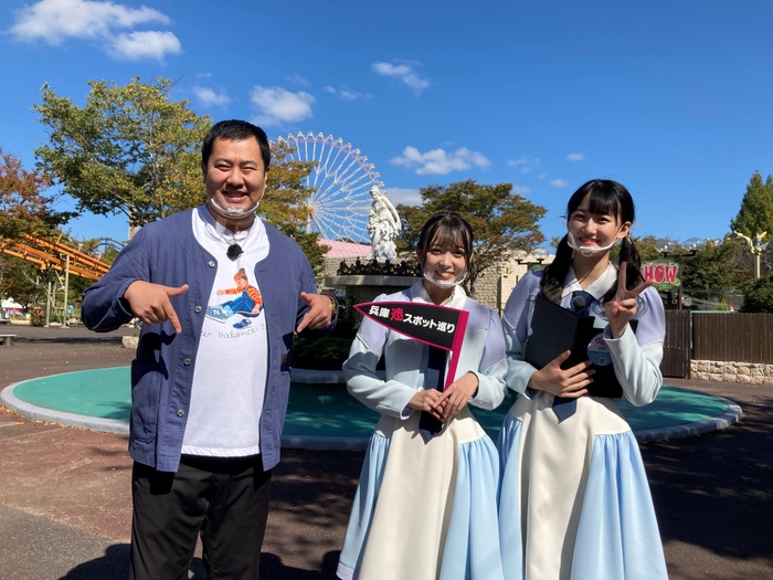 (左から)とにかく明るい安村・石田みなみ(STU48)・信濃宙花(STU48)