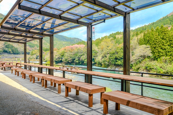 長良川を一望できるカウンター席、限定8組16席