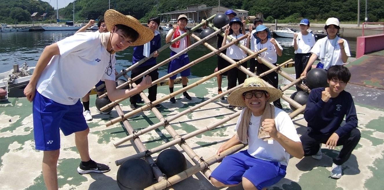 令和6年(2024年)8月に牡蠣筏型の「海のビオトープ」を作成した様子