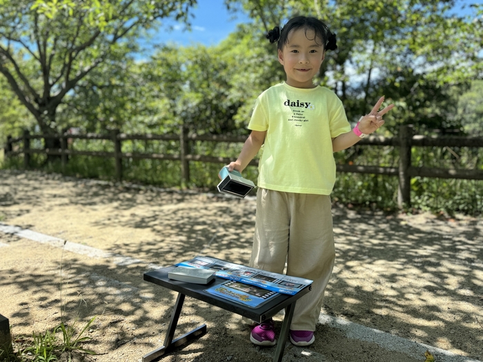 ▲家族みんなで「ひろしの名言」探しに出発!