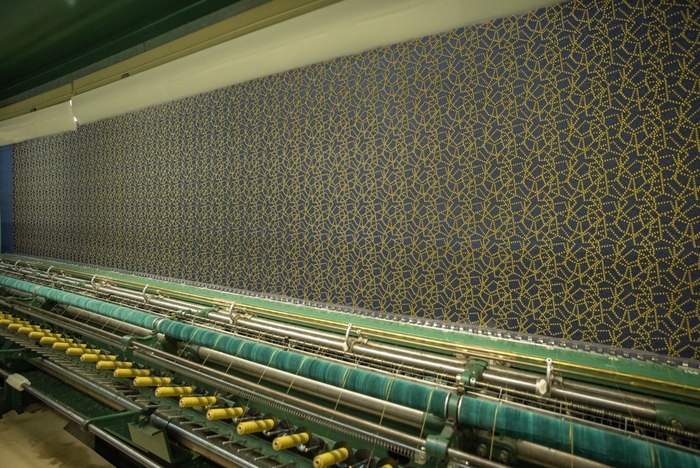 「つぶつぶ」刺繍工程　Photo by Kenichi Murase