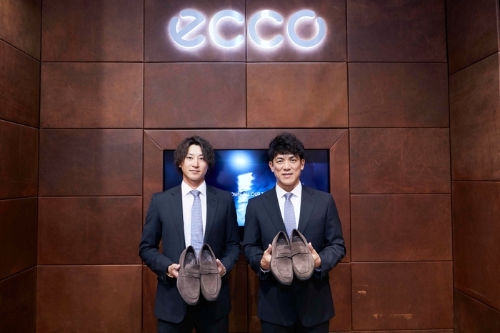埼玉西武ライオンズ 松井 稼頭央二軍監督と金子 侑司選手がECCO 銀座店に来店