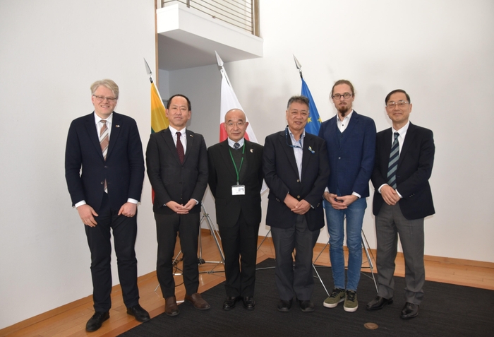 ジーカス大使(左)と稲葉教授ら登壇者ら