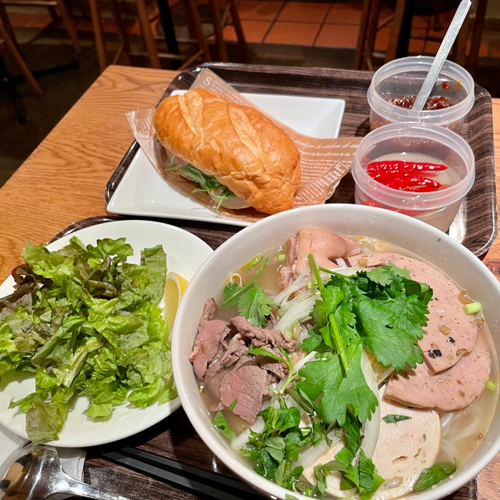 看板メニューのブンボーフエとベトナムハムバインミー