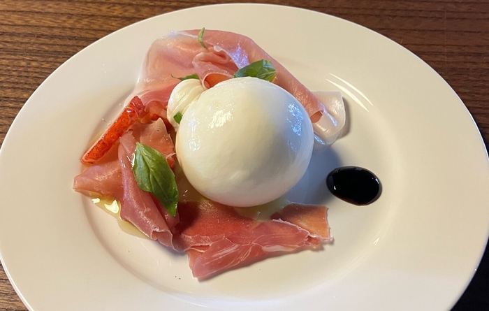 出来立てブッラータいちご