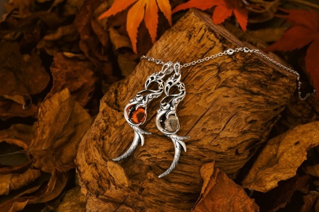 左：火食い鳥ペンダントｗ/ファイヤーオパール￥110,000(税込) 右：火食い鳥ペンダントｗ/ゴールデンルチル￥93,500(税込) ※チェーンは別売りです。