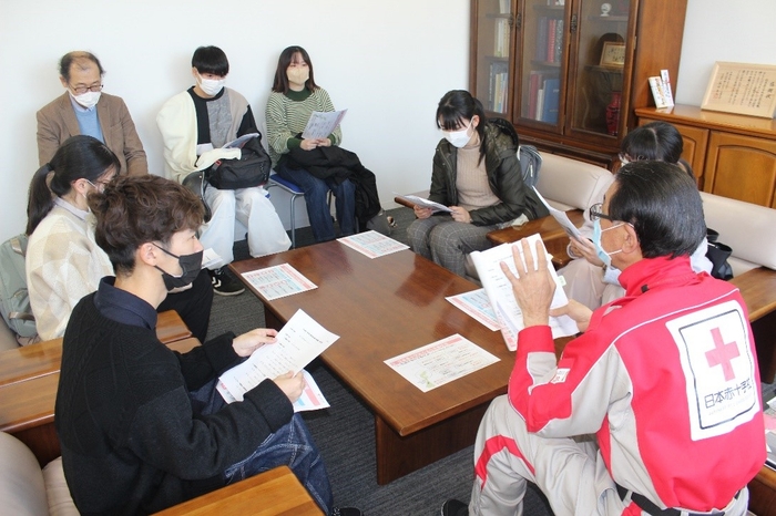 寄託後、上原事務局長(右端)と懇談する学生たち