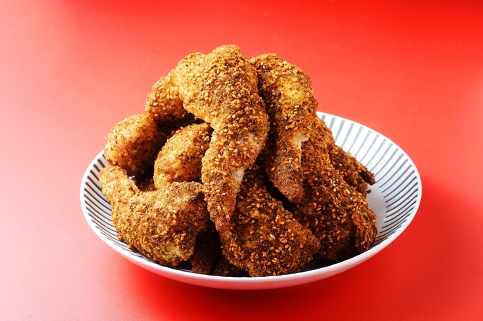 黒七味のブラックホットチキン　230円(自家製のブラックスパイスをまぶしたやみつきになる手羽先)