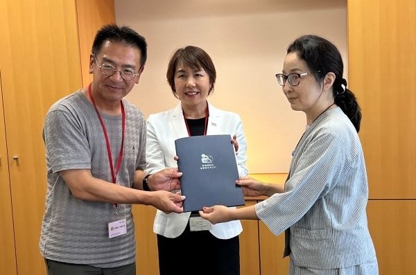 左から 当社代表取締役杉本 NPO法人はぁとスペース山本代表 山崎律子参事官