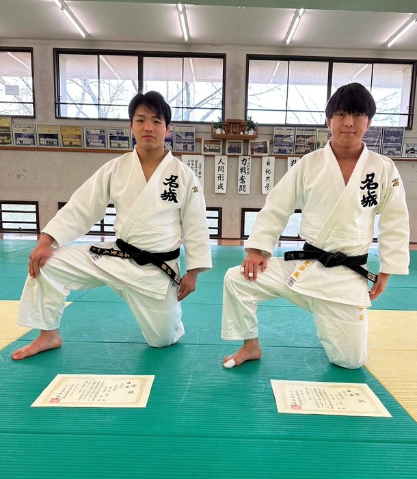 「固の形」で優勝した石川聖人選手(左)と更谷岳選手