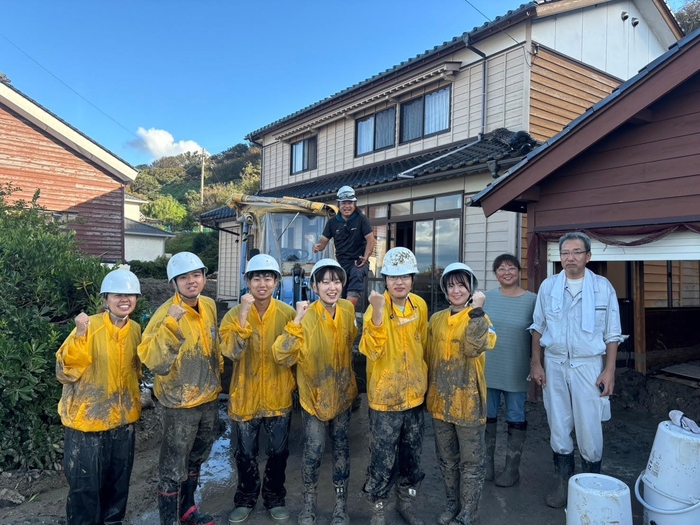 2日目の作業終了後に住民と記念撮影