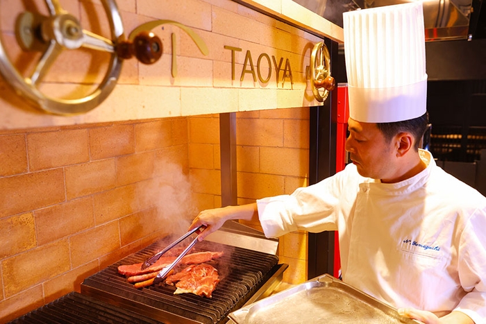 ライブキッチンに薪グリルを備えるのはTAOYA那須塩原だけ。強火で肉の表面に焼き目を付け、遠火で中までじっくり火を通すグリル料理をお楽しみいただけます。