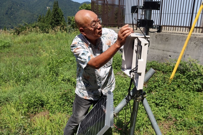 現場で鹿ソニックを点検する辻特担教授