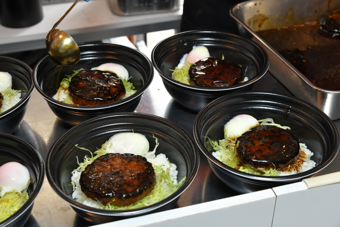 提供メニューの1つ「ロコモコ丼」。ハンバーグは、オイシックス・ラ・大地株式会社のハンバーグを使用