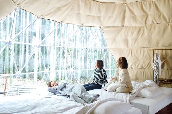 大きな窓が開放的なドームテントで迎える朝。動物たちの鳴き声で目が覚めるかも?