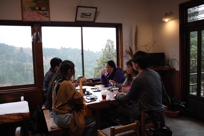 南木曽・馬籠宿のカフェでまったり。南木曽へのフィールドトリップでは、宿場町について、外国人留学生に英語で説明するためにしっかり下調べして挑みました