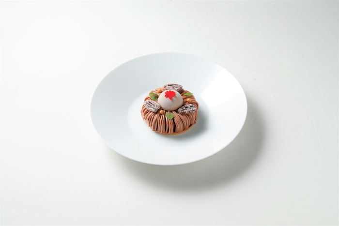 デザート 柔らかい自家製ヴァローナプラリネノワゼットのフィナンシェ 塩バターキャラメルコワントロークリーム バイべ 香ばしい蕎麦茶のアイスクリーム