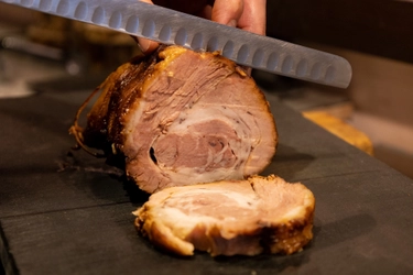 チャーシューを、脇役から“ご馳走”へ。 浅草の豚肉専門店『グロワグロワ』の進化系“洋風チャーシュー”が 2025年6月、販売数が約5倍に増加！口コミをきっかけに再評価