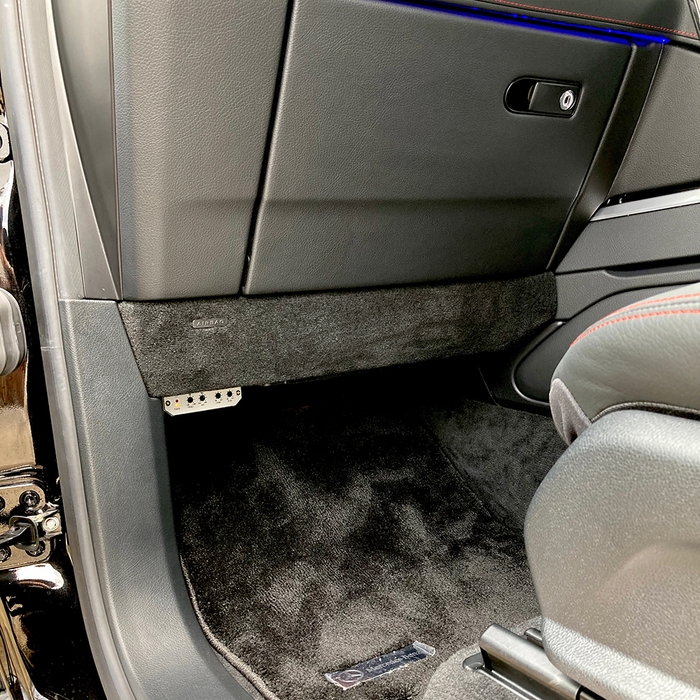 専用アンプ取付位置（助手席グローブボックス下）