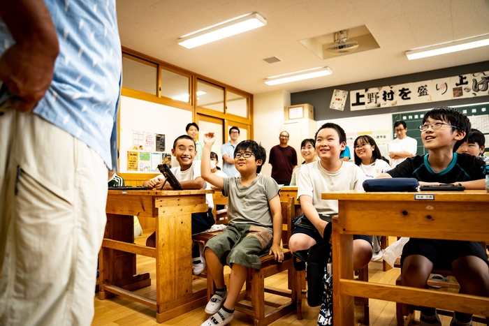 生徒の皆さんとイベントの企画・立案をしている様子