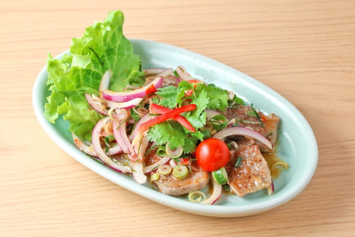 ヤム・ヌア・タクライ 牛ロース肉とレモングラスの香りサラダ