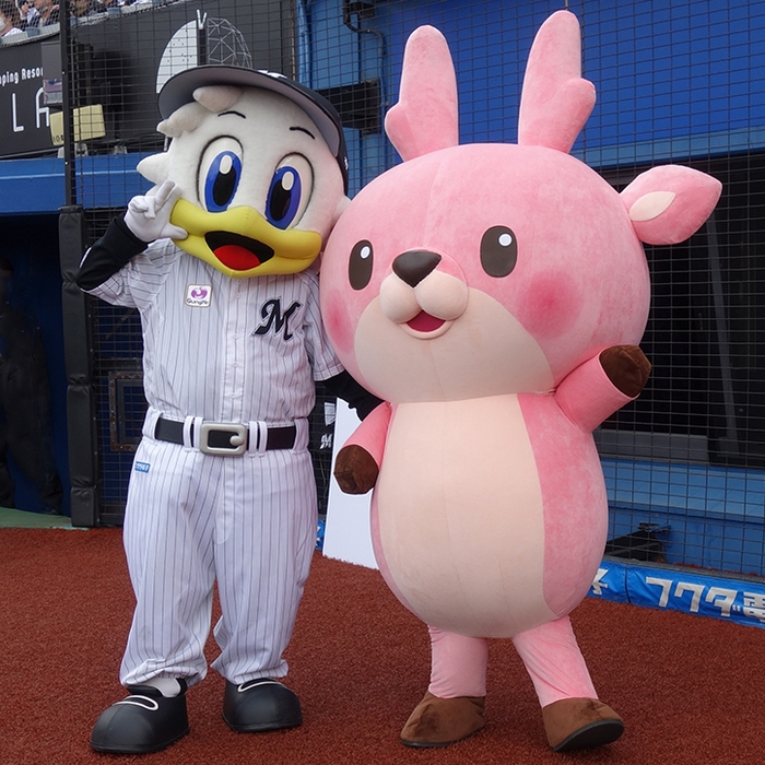 千葉ロッテマリーンズのマスコット「マーくん」とイワシカちゃん（2022年撮影）