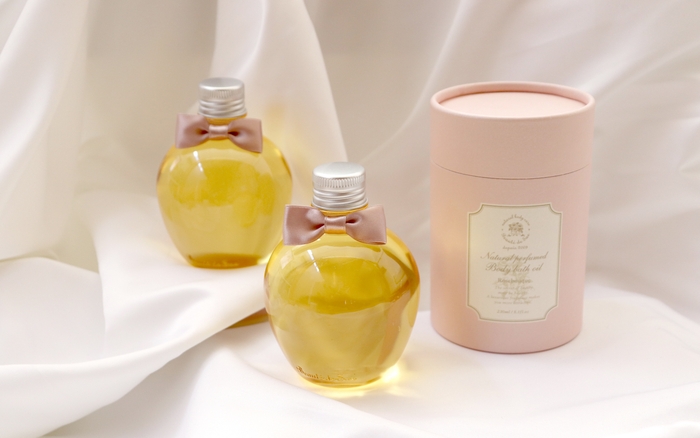 コロンとした容器とリボンがとても可愛らしいデザイン