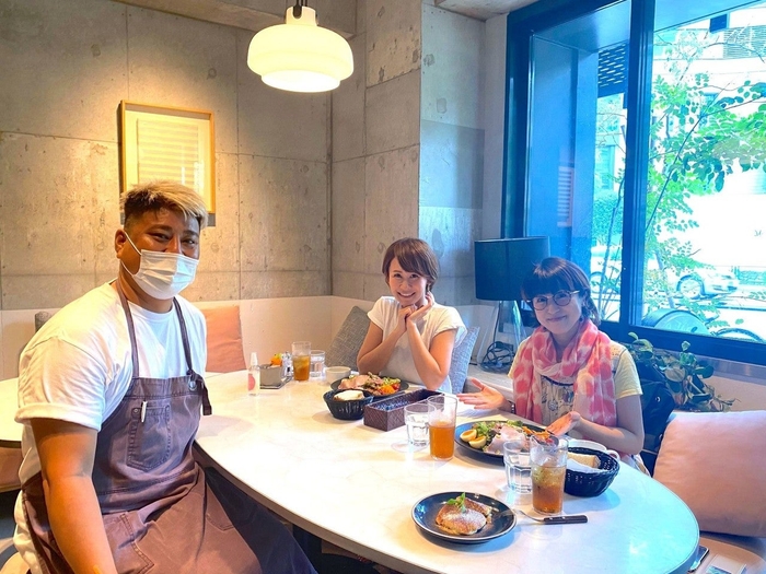 画面左:GOOD MORNING CAFE NOWADAYS店長の新田さん
