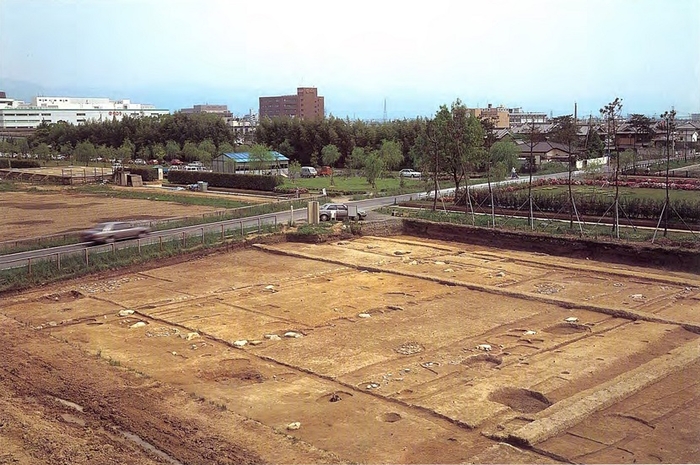 兵部省西南部の発掘調査(北西から、1990年)