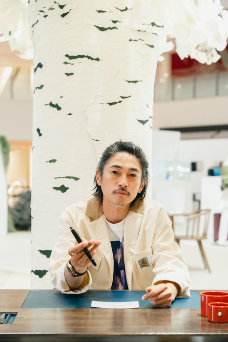カジュアルなスタイリングにシックな万年筆が映える窪塚洋介氏