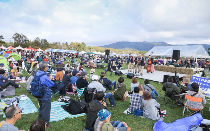 牧草地がお祭り会場に