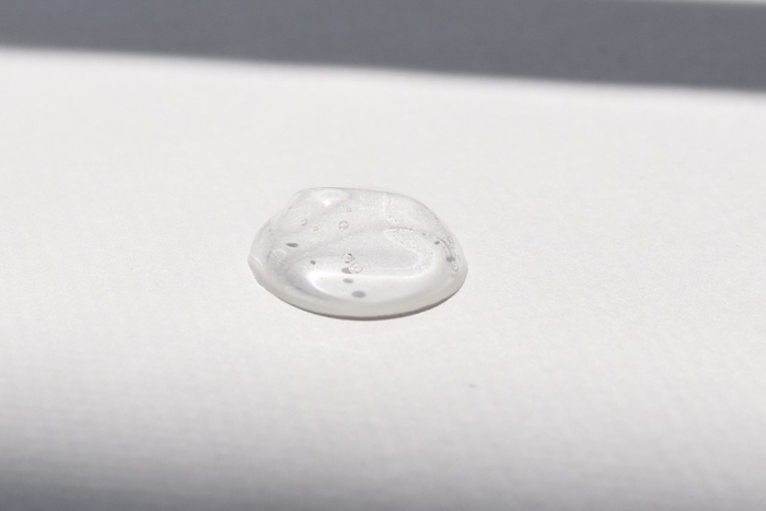 手によく馴染み、うるおいを保つジェルタイプ。