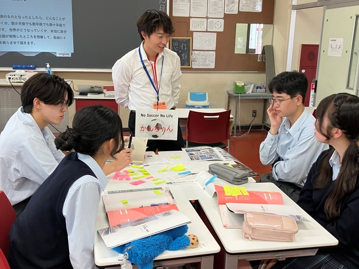 生徒と企業の担当者が共創しアイデア出しをする学校訪問での様子(大宮開成高等学校)