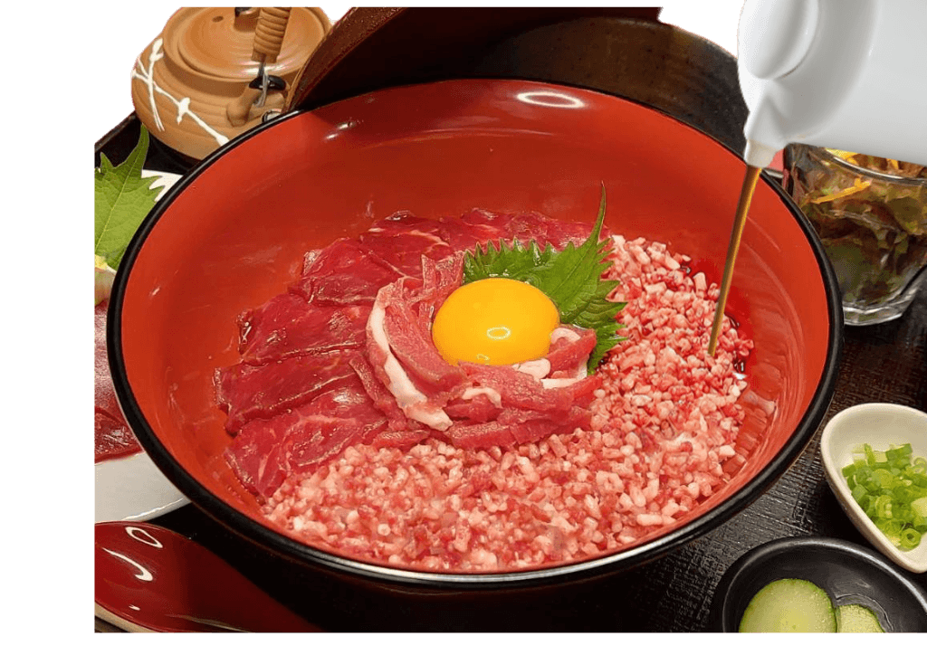 醤油を大トロ馬肉にかけて食す