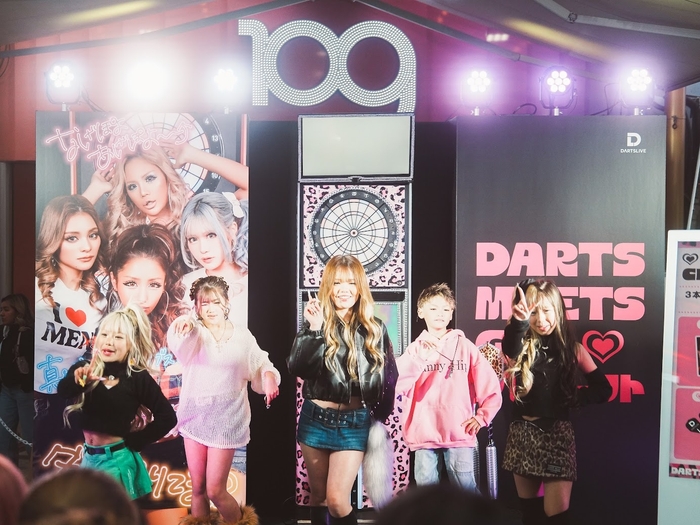 パフォーマンスを披露するKOGYARU(1)