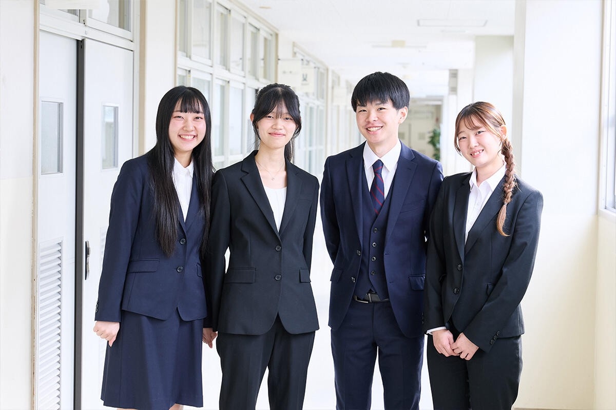 左から山住望恵さん、高麻由さん、篠田裕太さん、野崎友莉子さん