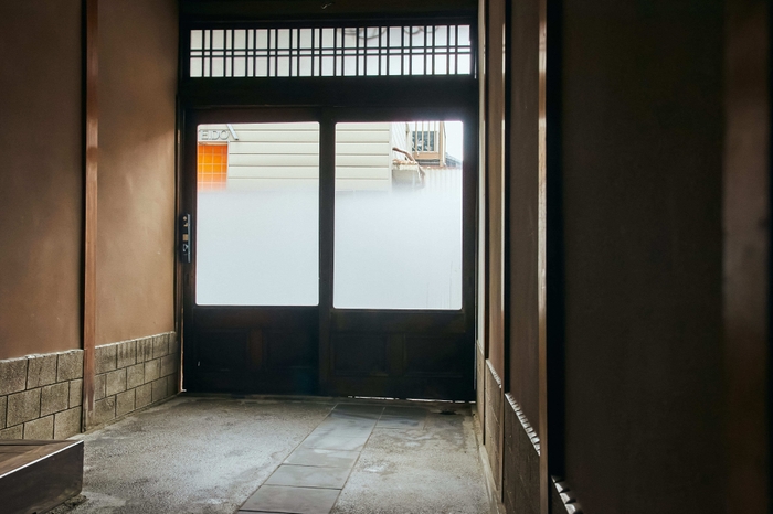 柔らかな外光が差し込むエントランス